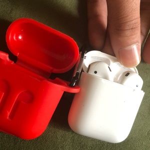 Apple AirPods come with case and apple box In Good condition